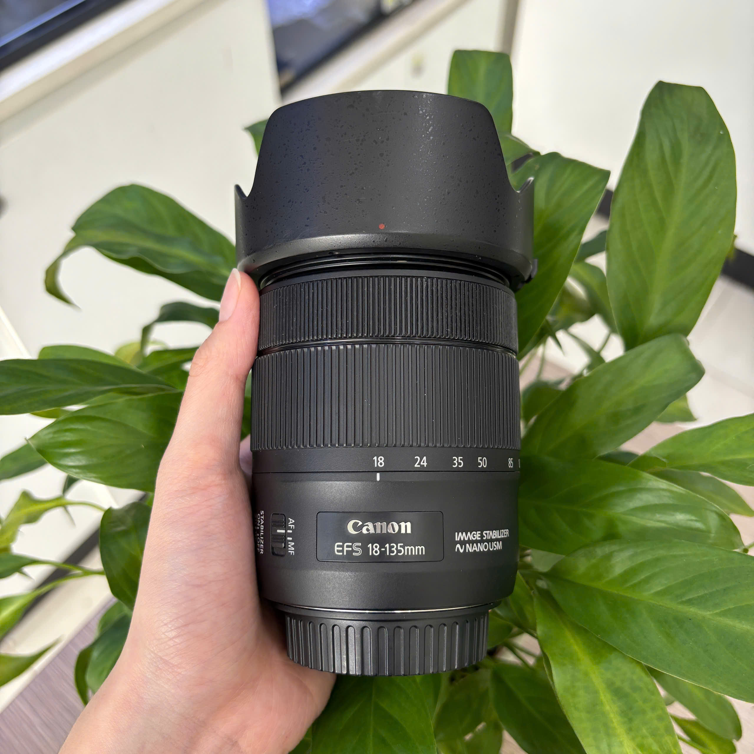 Lens Canon EF-s 18-135mm F/3.5 -5.6 IS Nano USM